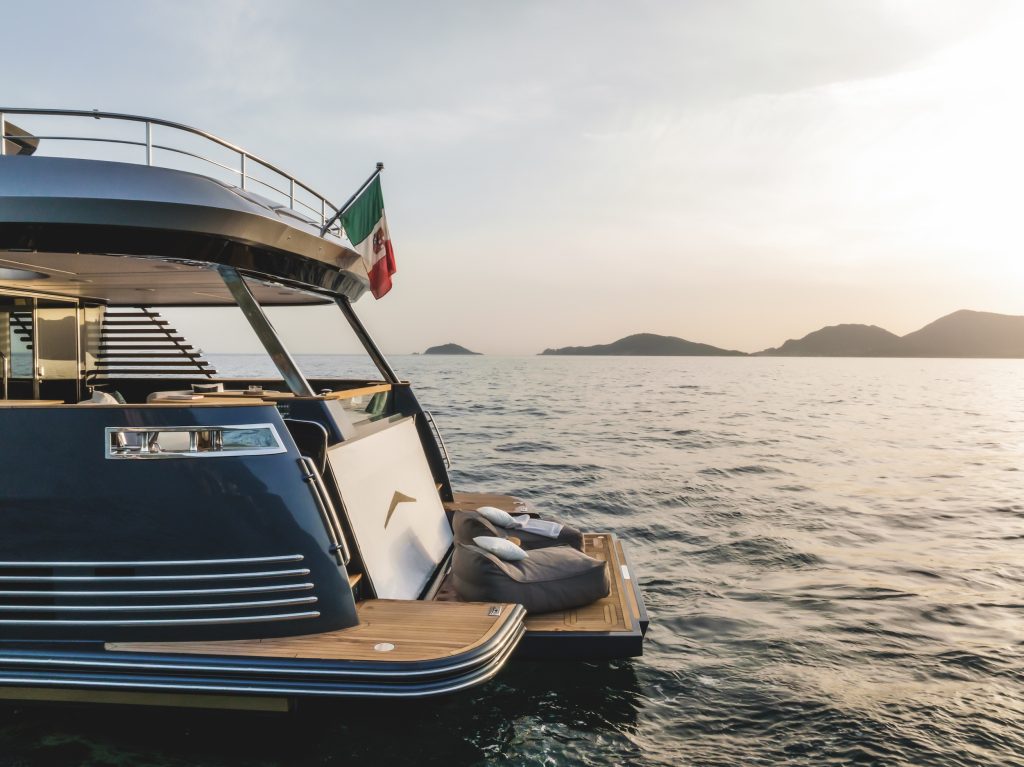 Azimut Magellano 30M Bathing Platform