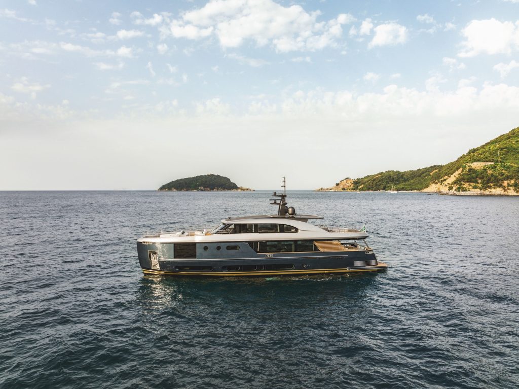 Azimut Magellano 30M External View